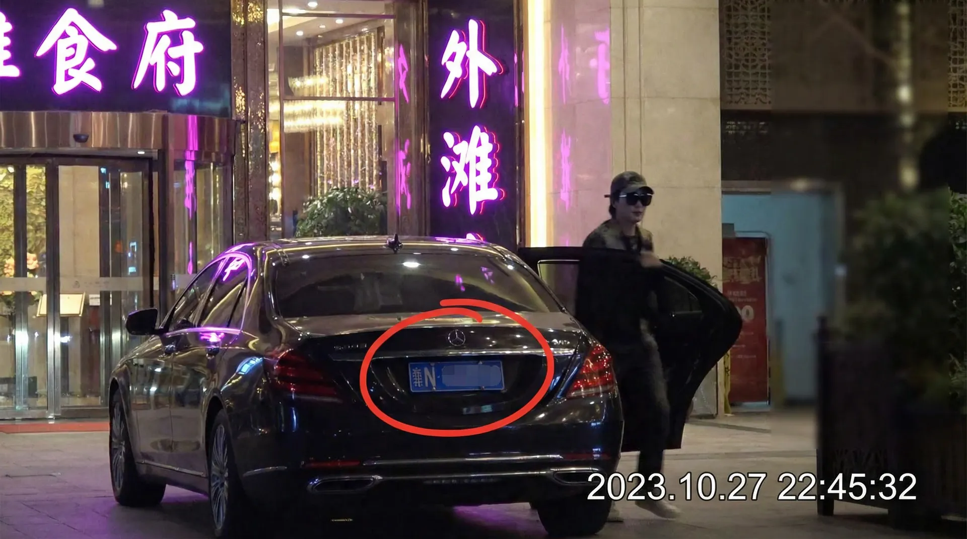 拉斯维加斯娱乐城娱乐 - 豪车餐厅外偷拍